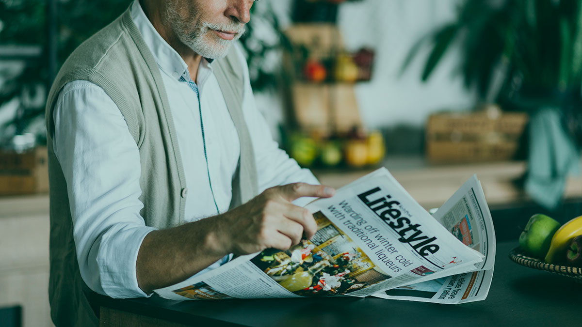 close-up-man-reading-newspaper09